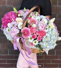 Композиция солнечный день в Сеньково Цветочная композиция из Розы, Хризантемы, Пионы и Лизиантусы в корзине в Сеньково